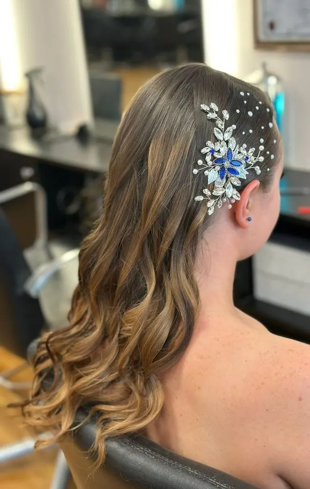 Coiffure de soirée, relevée et épinglée, réalisé chez Deesigner Hair Studio, Ipswich, par Chantel