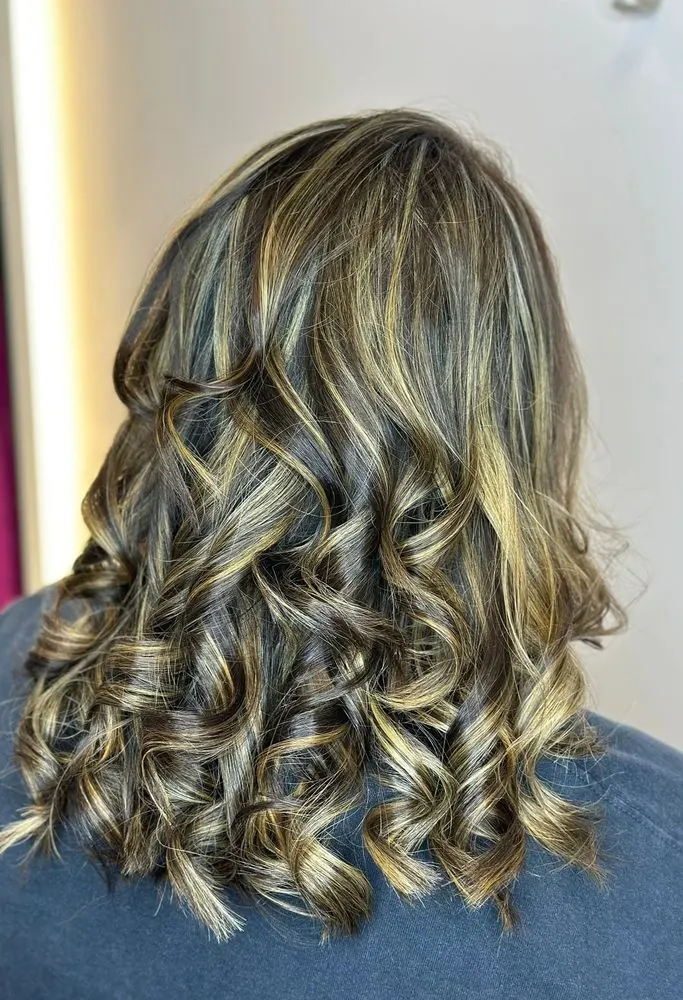 Mèches, coupe et brushing avec boucles, réalisé chez Deesigner Hair Studio, Ipswich, par Leanne