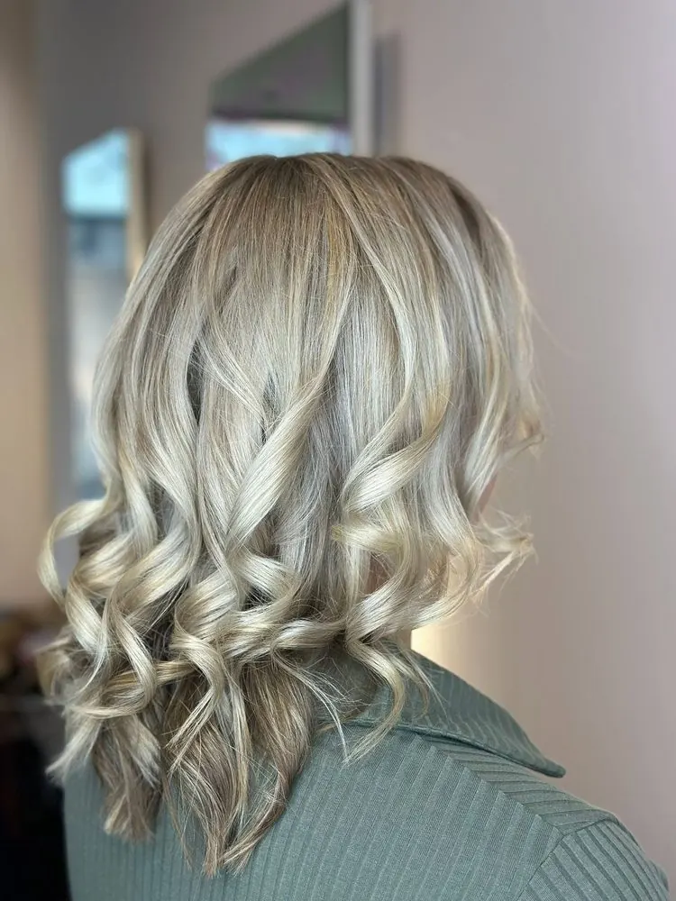 Demi-tête de mèches, coupe et brushing avec boucles, réalisé chez Deesigner Hair Studio, Ipswich, par Leanne