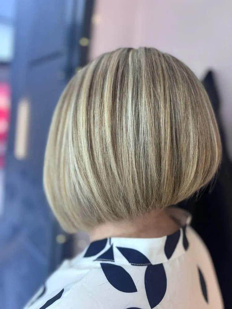 Mèches claires et foncées sur toute la tête, coupe et brushing, réalisé chez Deesigner Hair Studio, Ipswich, par Ashley