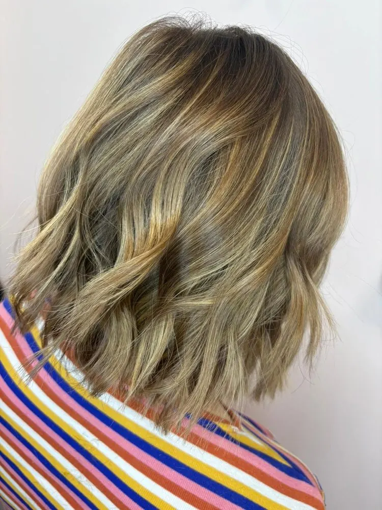 Mèches avec coupe, brushing et ondulations naturelles souples, réalisé chez Deesigner Hair Studio, Ipswich, par Ashley