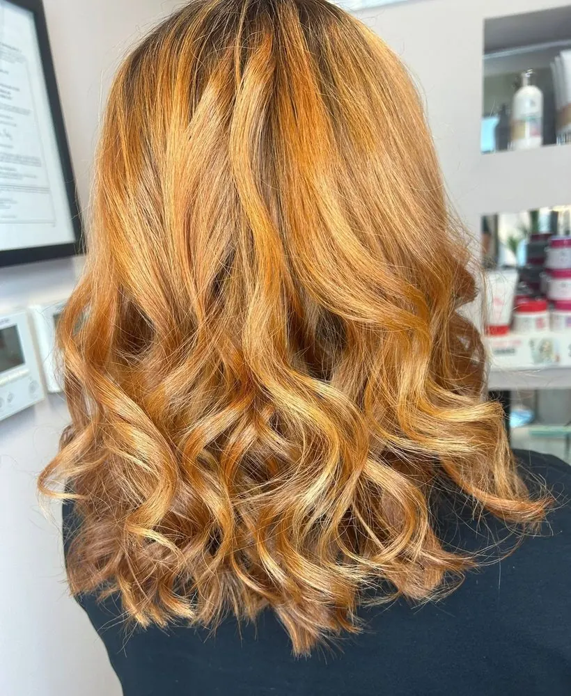 Coloration aux reflets cuivrés, coupe, brushing et boucles, réalisé chez Deesigner Hair Studio, Ipswich, par Kirstin
