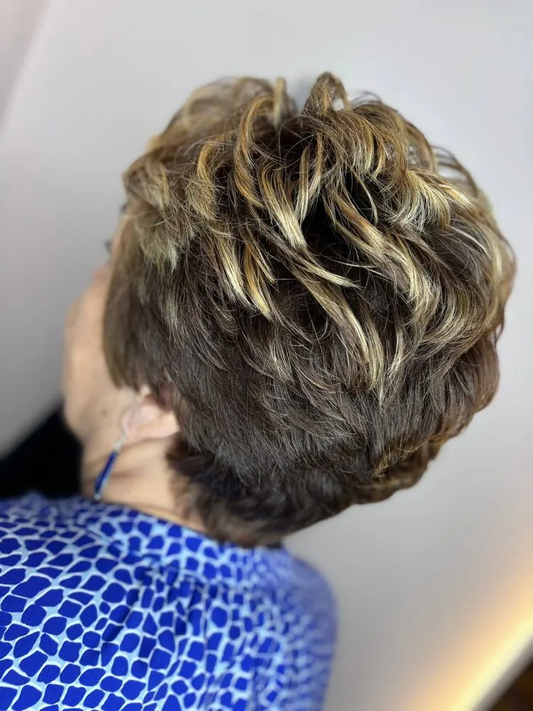 Shampooing, coupe et brushing, réalisé chez Deesigner Hair Studio, Ipswich, par Sally