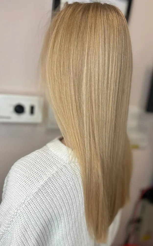 Mèches sur toute la tête avec brushing, réalisé chez Deesigner Hair Studio, Ipswich, par Kirstin