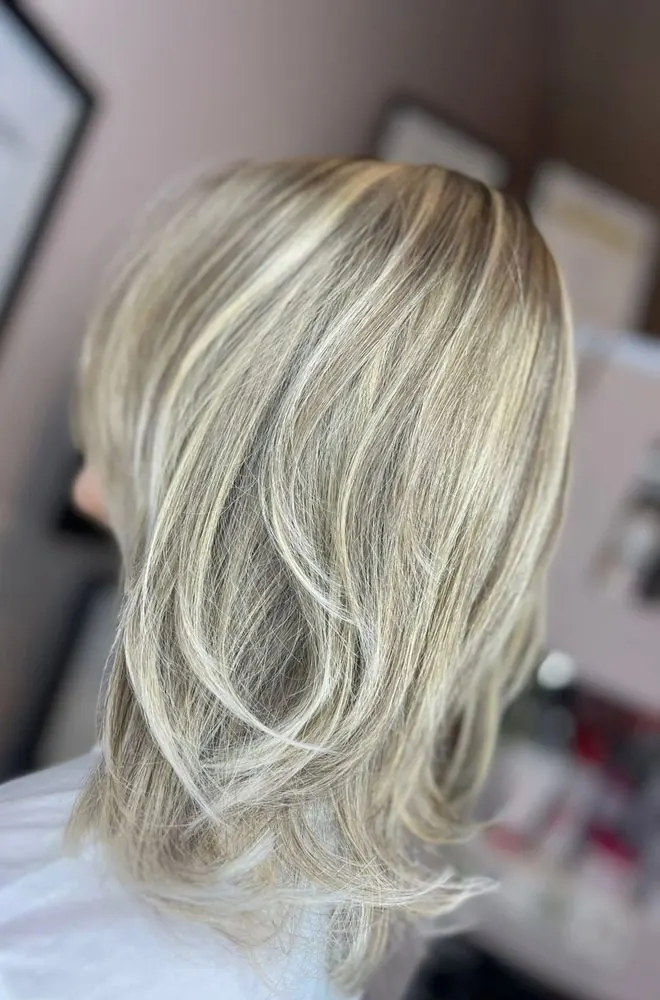 Mèches sur toute la tête avec ombre de racines, coupe et brushing, réalisé chez Deesigner Hair Studio, Ipswich, par Macey