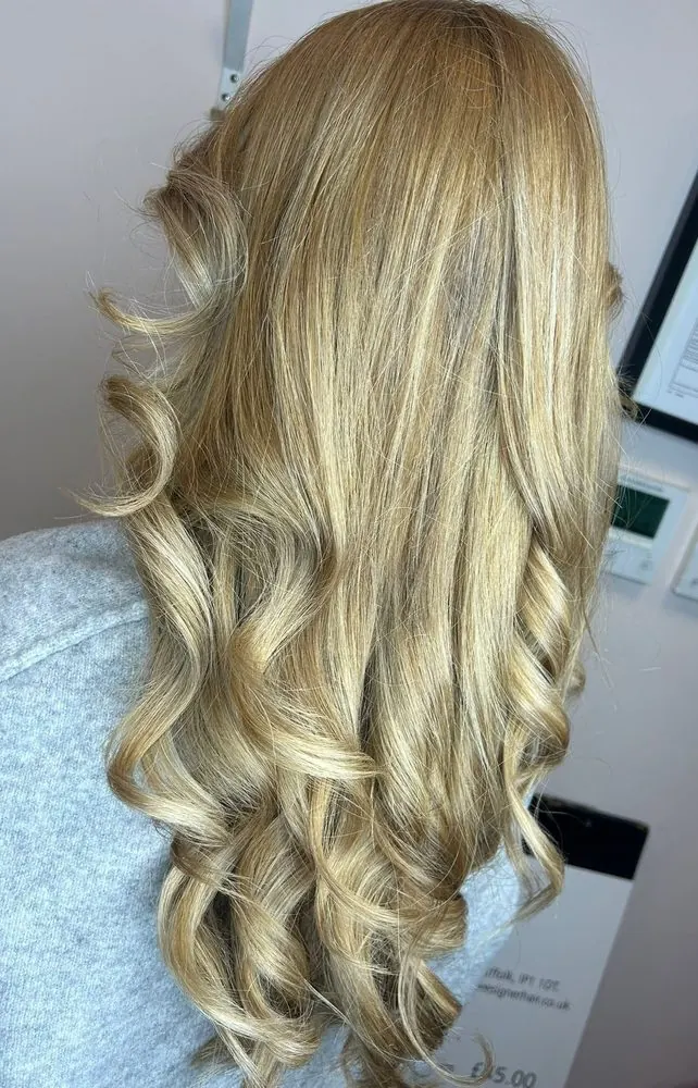 Balayage, coupe et brushing avec boucles, réalisé chez Deesigner Hair Studio, Ipswich, par Kirstin