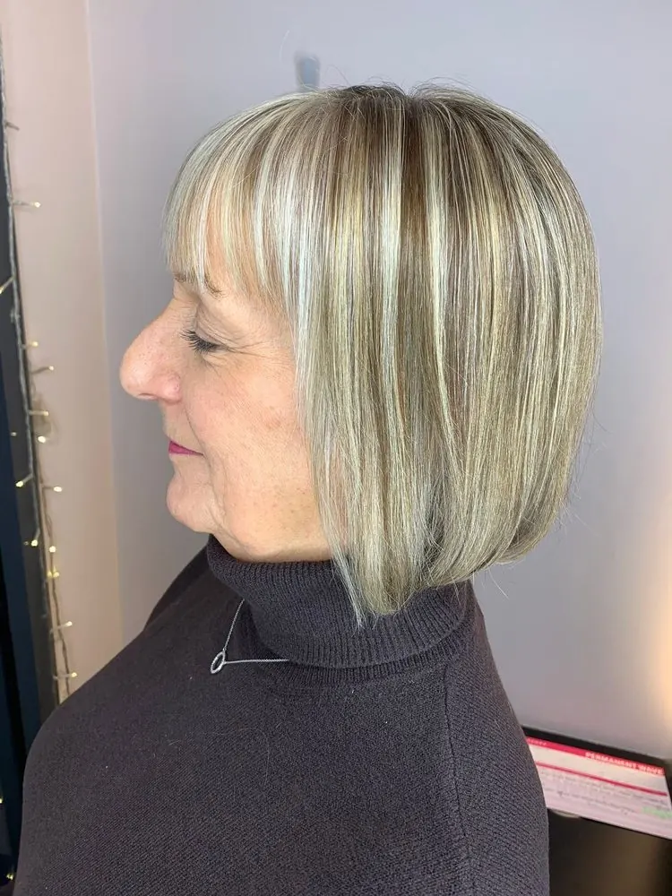 Contour du visage avec un money piece pour éclaircir l'avant, réalisé chez Deesigner Hair Studio, Ipswich, par Emma