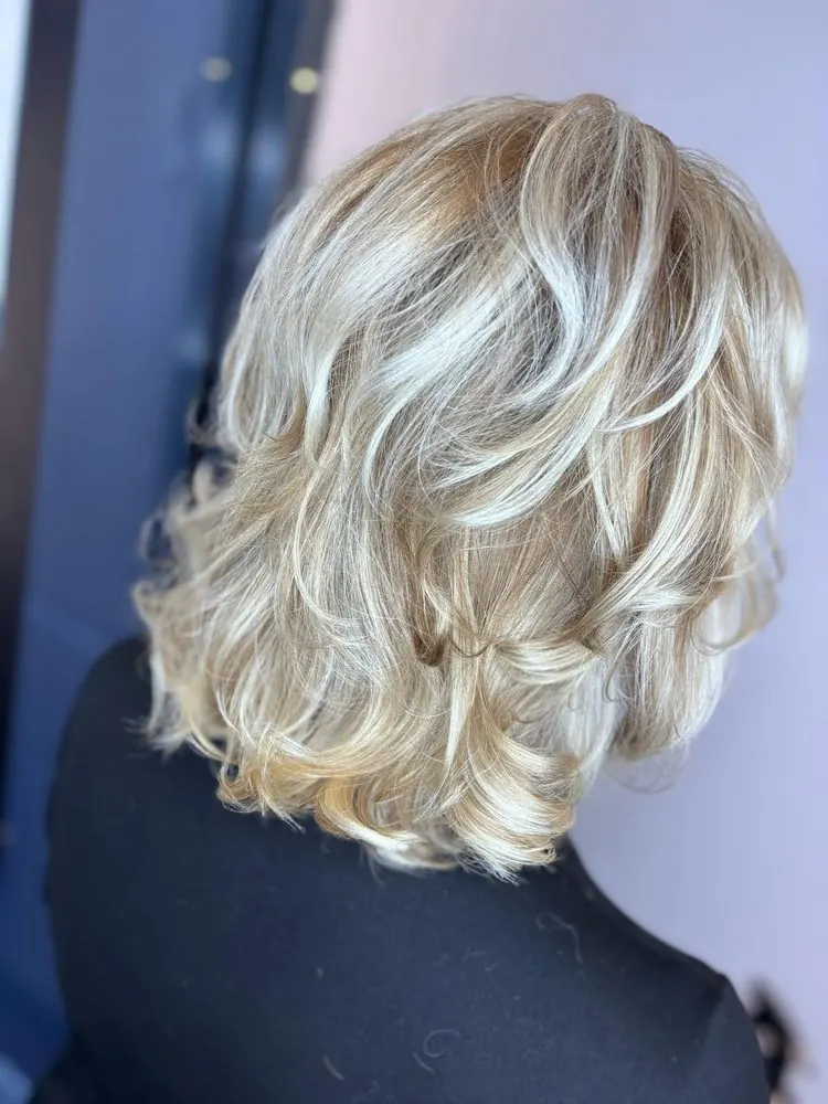 Mèches claires et foncées, coupe et brushing volumineux, réalisé chez Deesigner Hair Studio, Ipswich, par Sally