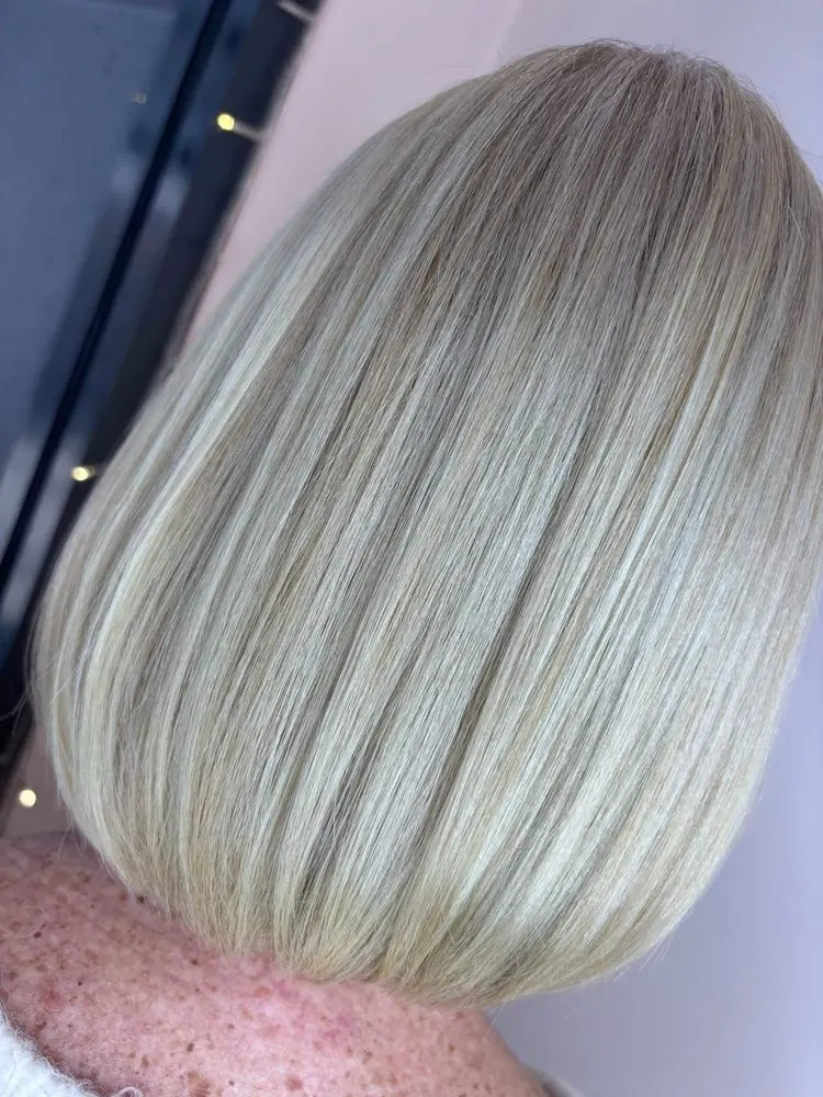 Mèches sur toute la tête, coupe et brushing, réalisé chez Deesigner Hair Studio, Ipswich, par Ashley