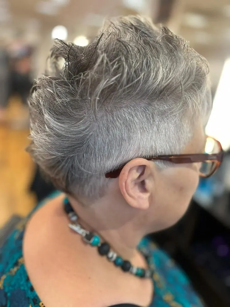 Coupe mulet courte, réalisé chez Deesigner Hair Studio, Ipswich, par Sally