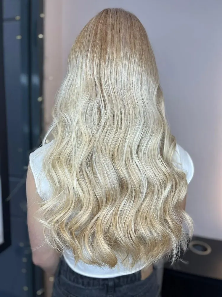 Demi-tête de mèches, coupe et brushing avec une ondulation souple, réalisé chez Deesigner Hair Studio, Ipswich, par Macey