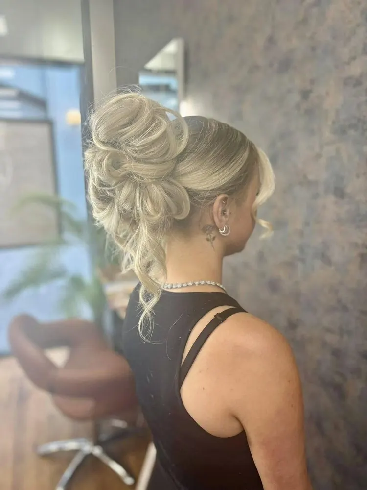 Chignon, coiffé et épinglé, réalisé chez Deesigner Hair Studio, Ipswich, par Daisy