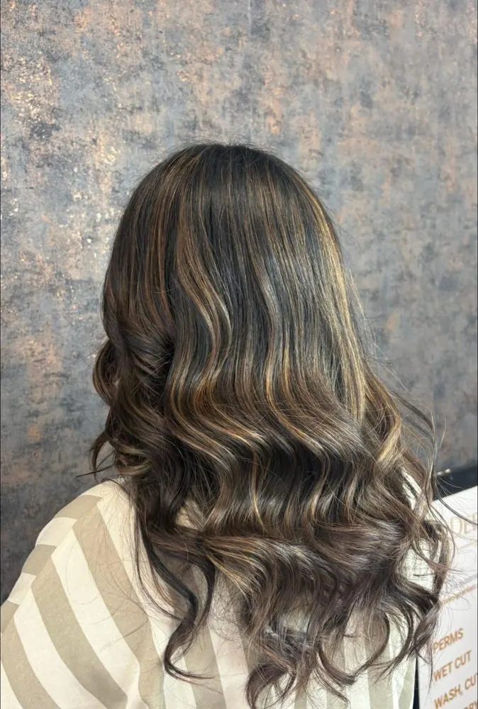 Balayage caramel sur cheveux châtains, réalisé chez Deesigner Hair Studio, Ipswich, par Daisy