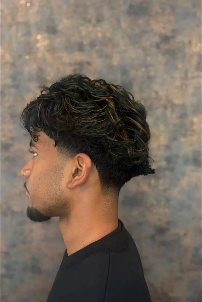 Coupe homme avec de douces mèches caramel, réalisé chez Deesigner Hair Studio, Ipswich, par Daisy
