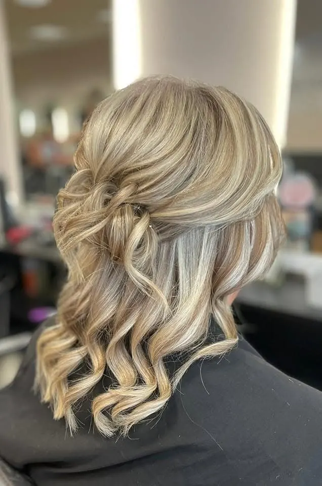 Mèches sur toute la tête, coupe et brushing, finition en chignon, réalisé chez Deesigner Hair Studio, Ipswich, par Chantel