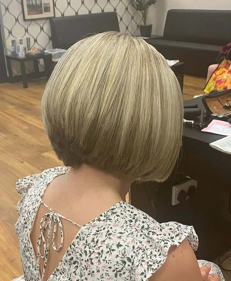 Demi-tête de mèches, coupe et brushing, réalisé chez Deesigner Hair Studio, Ipswich, par Jennifer