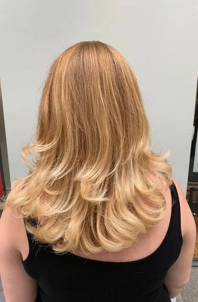 Coupe et brushing avec une finition volumineuse, réalisé chez Deesigner Hair Studio, Ipswich, par Sally