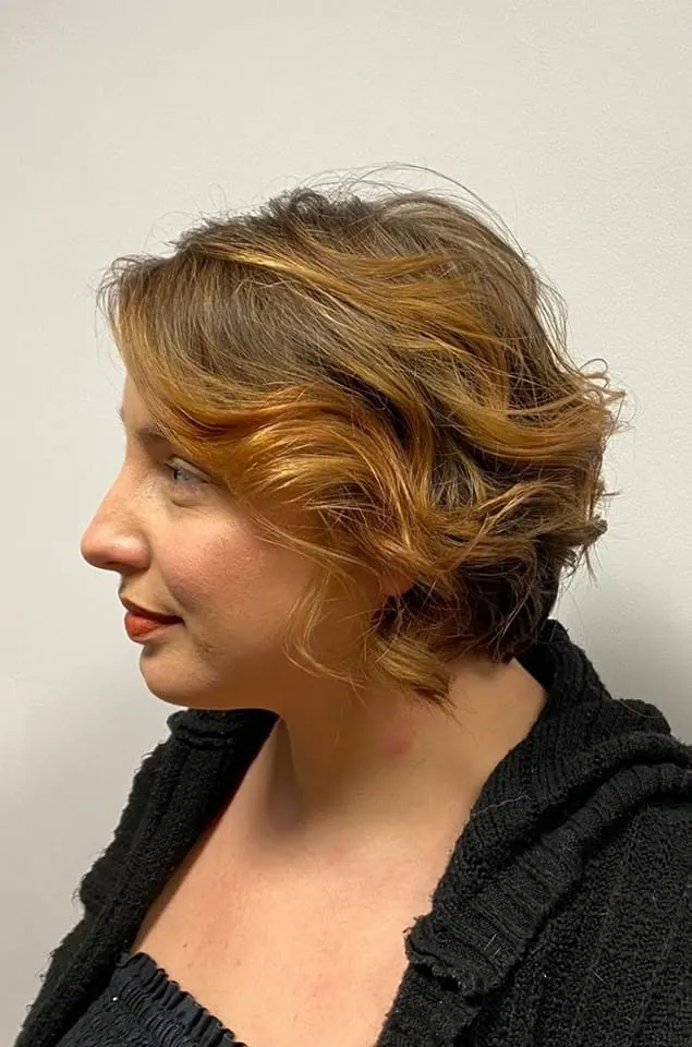 Changement de style, coupe et brushing avec une ondulation souple, réalisé chez Deesigner Hair Studio, Ipswich, par Jennifer