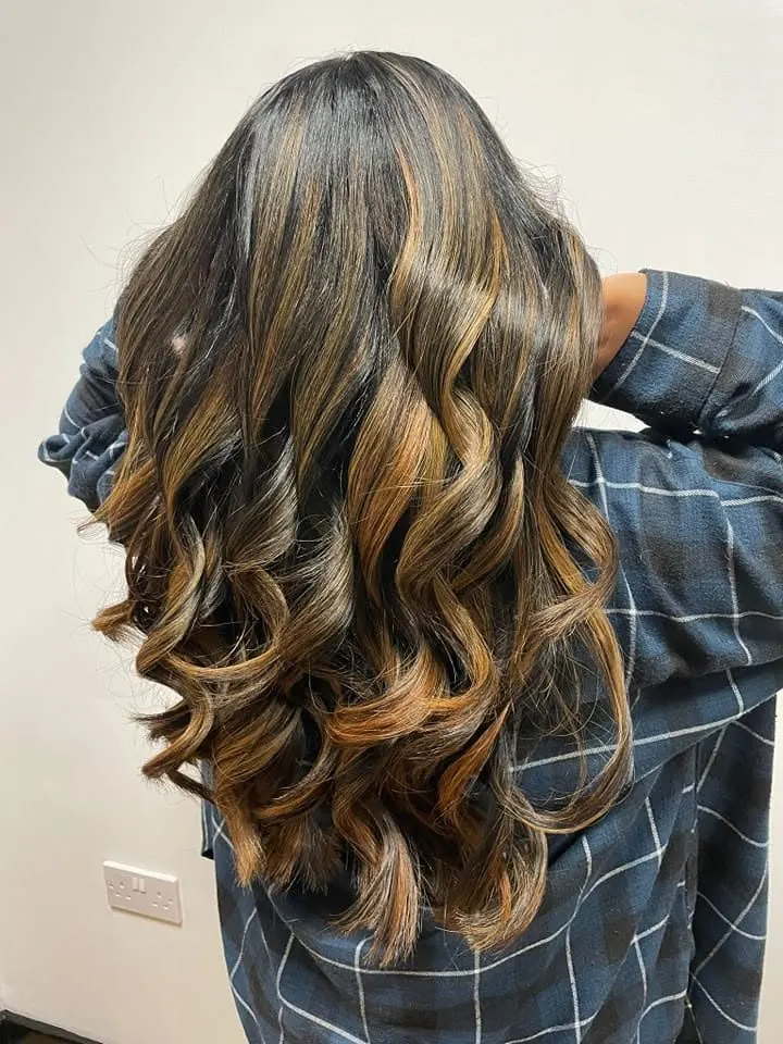 Noir naturel transformé en balayage aux reflets miel, coupe, brushing et boucles, réalisé chez Deesigner Hair Studio, Ipswich, par Chantel