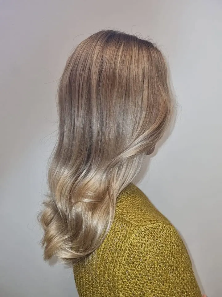 Balayage multitonal avec une coupe légère et des ondulations souples, réalisé chez Deesigner Hair Studio, Ipswich, par Kim