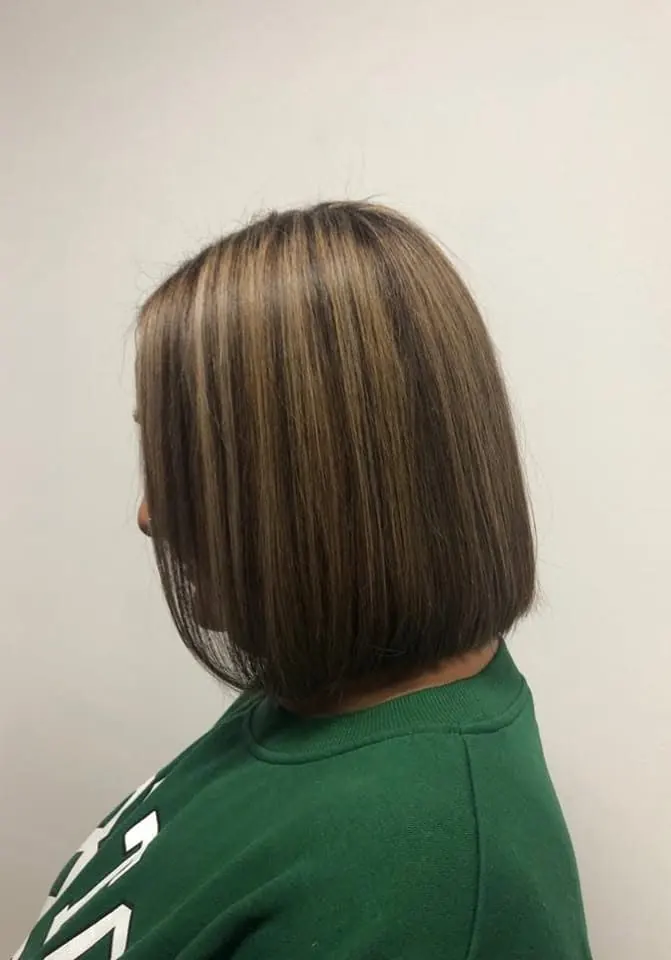 Mèches avec une couleur fantaisie, coupe et brushing, réalisé chez Deesigner Hair Studio, Ipswich, par Clare