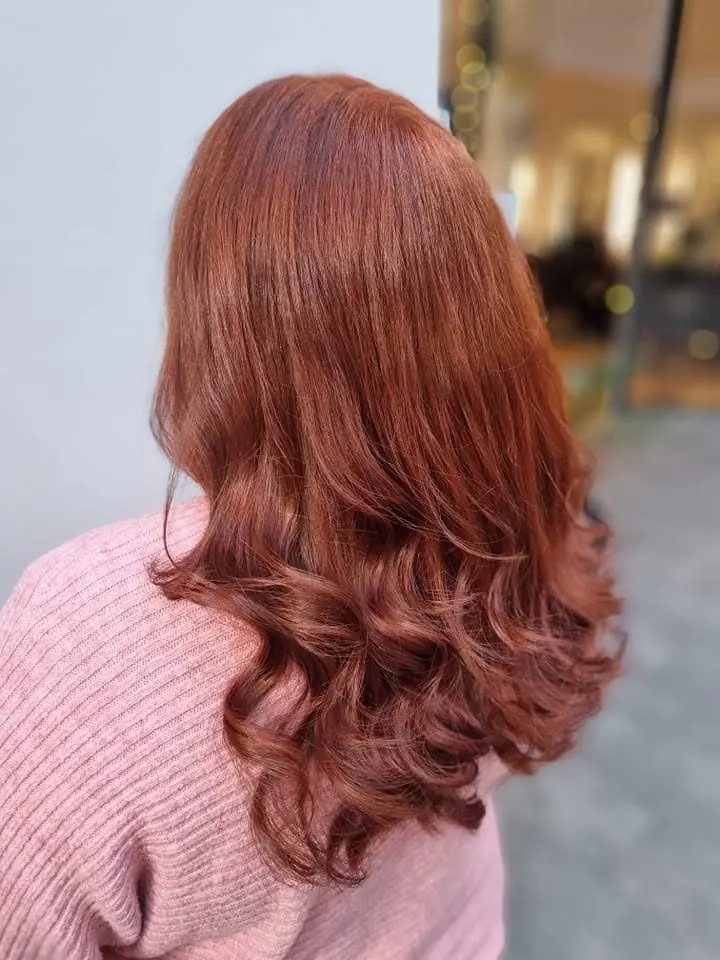 Coloration cuivrée, coupe et brushing avec boucles, réalisé chez Deesigner Hair Studio, Ipswich, par Kim