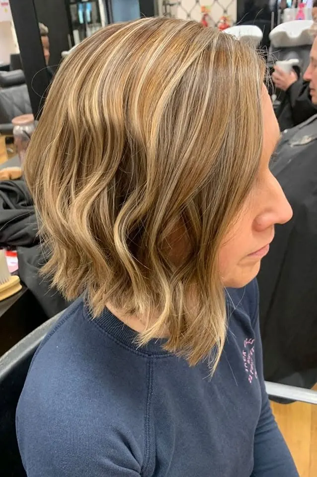 Reflets caramel et blonds, coupe, brushing et ondulations, réalisé chez Deesigner Hair Studio, Ipswich, par Emma