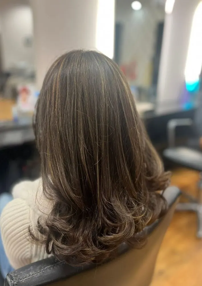 Demi-tête de mèches caramel, coupe et brushing, réalisé chez Deesigner Hair Studio, Ipswich, par Macey