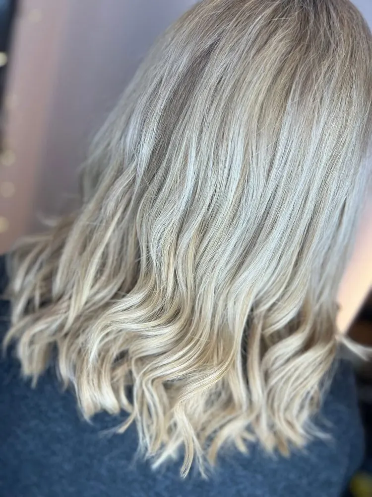 Demi-tête de mèches et une patine, coupe, brushing et ondulations naturelles, réalisé chez Deesigner Hair Studio, Ipswich, par Macey