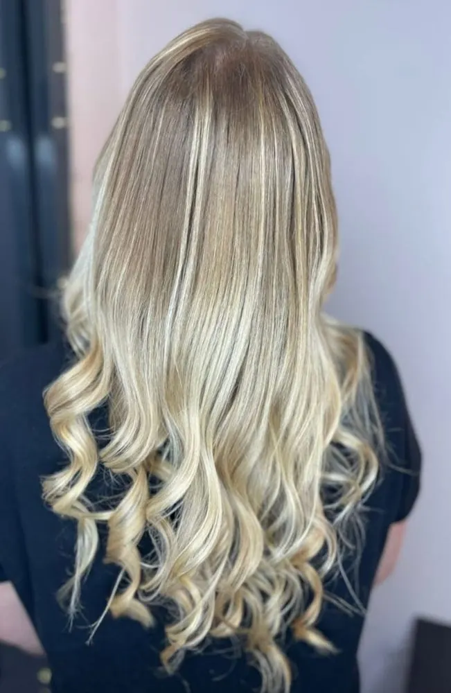 Balayage, coupe et brushing avec boucles souples, réalisé chez Deesigner Hair Studio, Ipswich, par Chantel