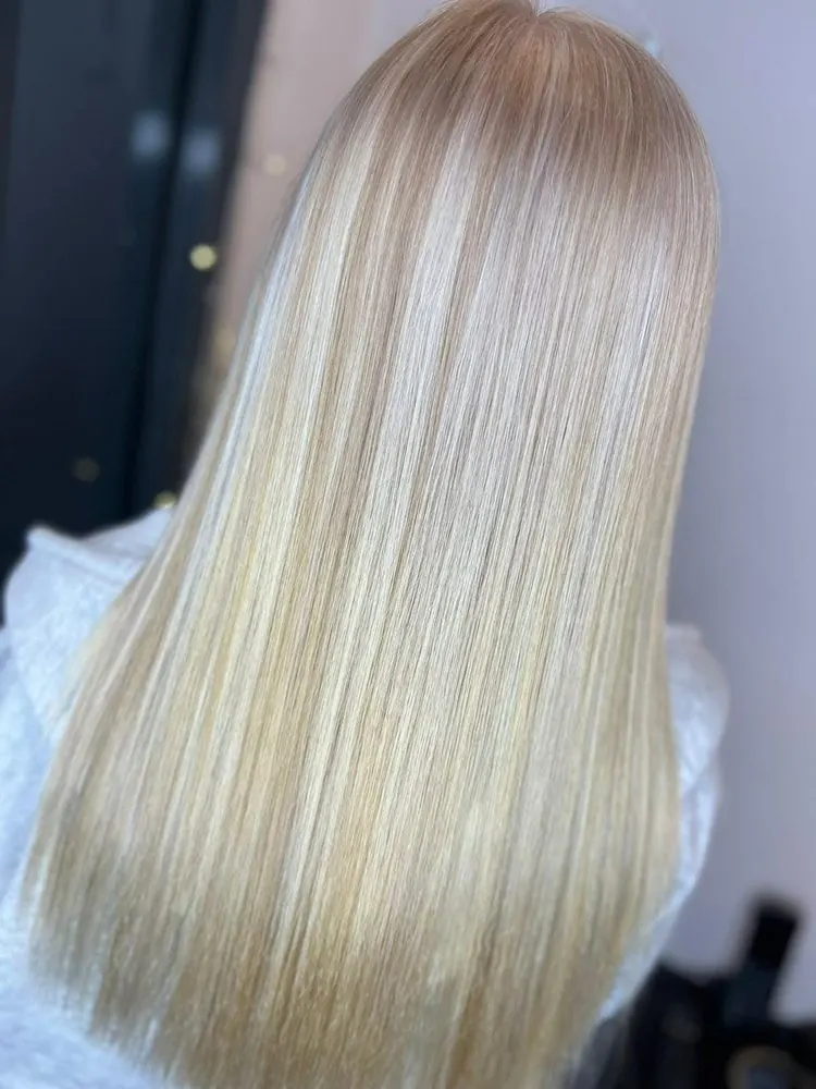 Mèches sur toute la tête, coupe et brushing, réalisé chez Deesigner Hair Studio, Ipswich, par Macey