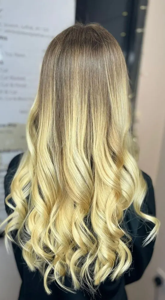 Balayage avec brushing et une boucle souple, réalisé chez Deesigner Hair Studio, Ipswich, par Emma