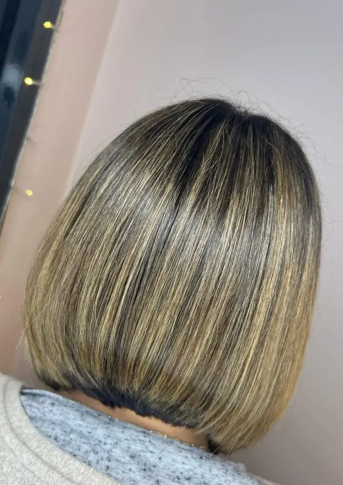Retouche de racines avec un carré, coupe et brushing, réalisé chez Deesigner Hair Studio, Ipswich, par Katy