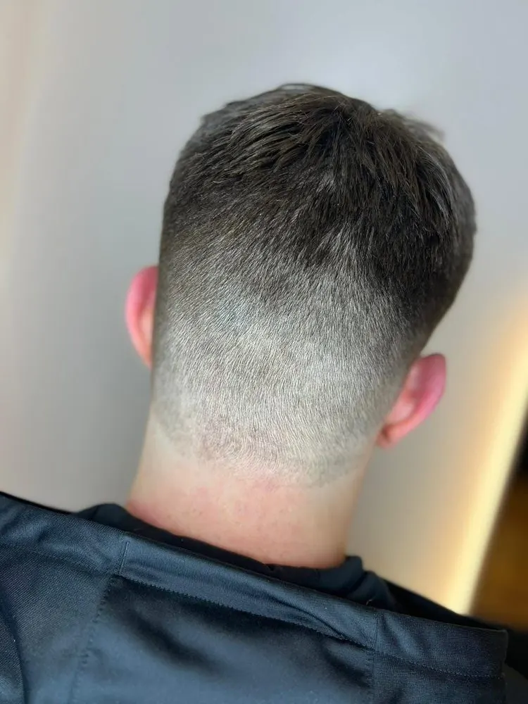Côtés et nuque courts, dégradé au sabot 1 avec une coupe légère sur le dessus, réalisé chez Deesigner Hair Studio, Ipswich, par Katy