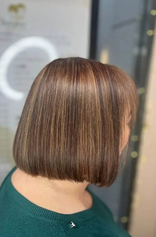 Couleur fantaisie avec un carré classique, coupe et brushing, réalisé chez Deesigner Hair Studio, Ipswich, par Macey