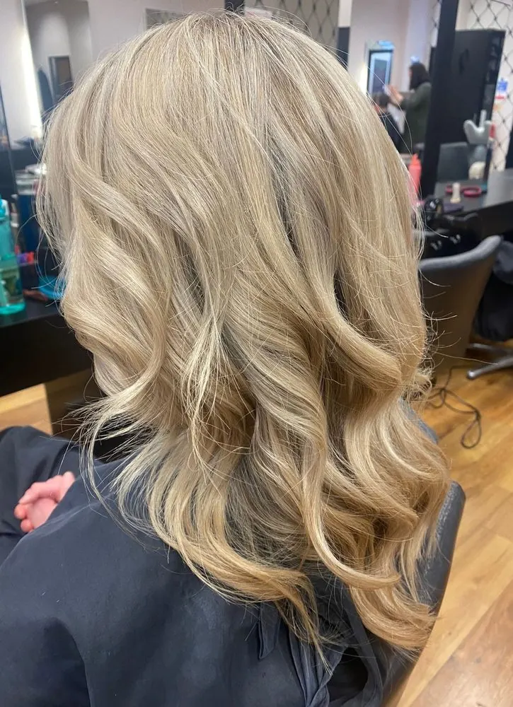 Mèches en T, coupe et brushing avec ondulations naturelles, réalisé chez Deesigner Hair Studio, Ipswich, par Jennifer