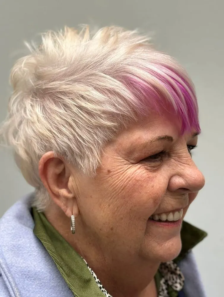 Coupe courte texturisée avec une touche de couleur, réalisé chez Deesigner Hair Studio, Ipswich, par Sally