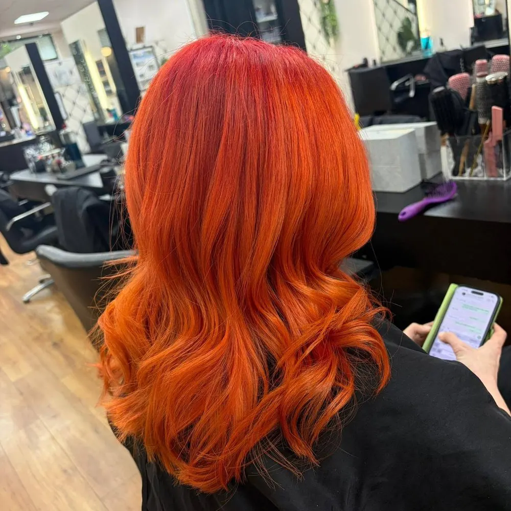 Rouge orangé vif, coupe et brushing avec une boucle, réalisé chez Deesigner Hair Studio, Ipswich, par Macey