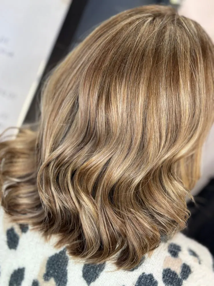 Balayage blond, coupe et brushing ondulé, réalisé chez Deesigner Hair Studio, Ipswich, par Jennifer