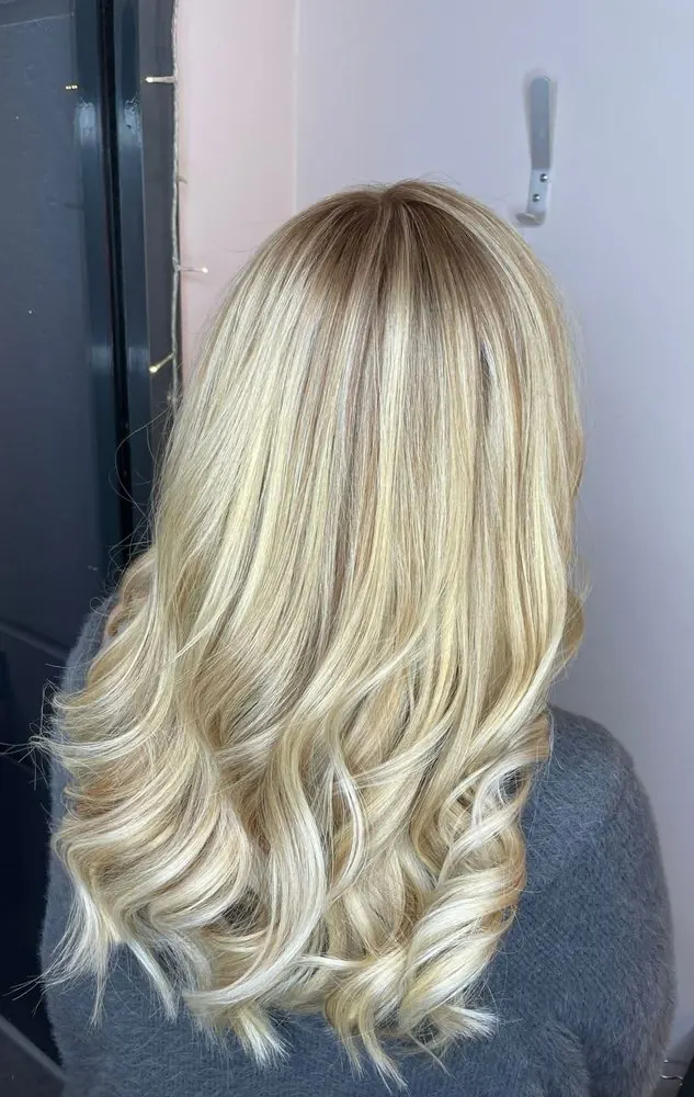 Blond long, coupe et brushing avec une ondulation souple, réalisé chez Deesigner Hair Studio, Ipswich, par Chantel