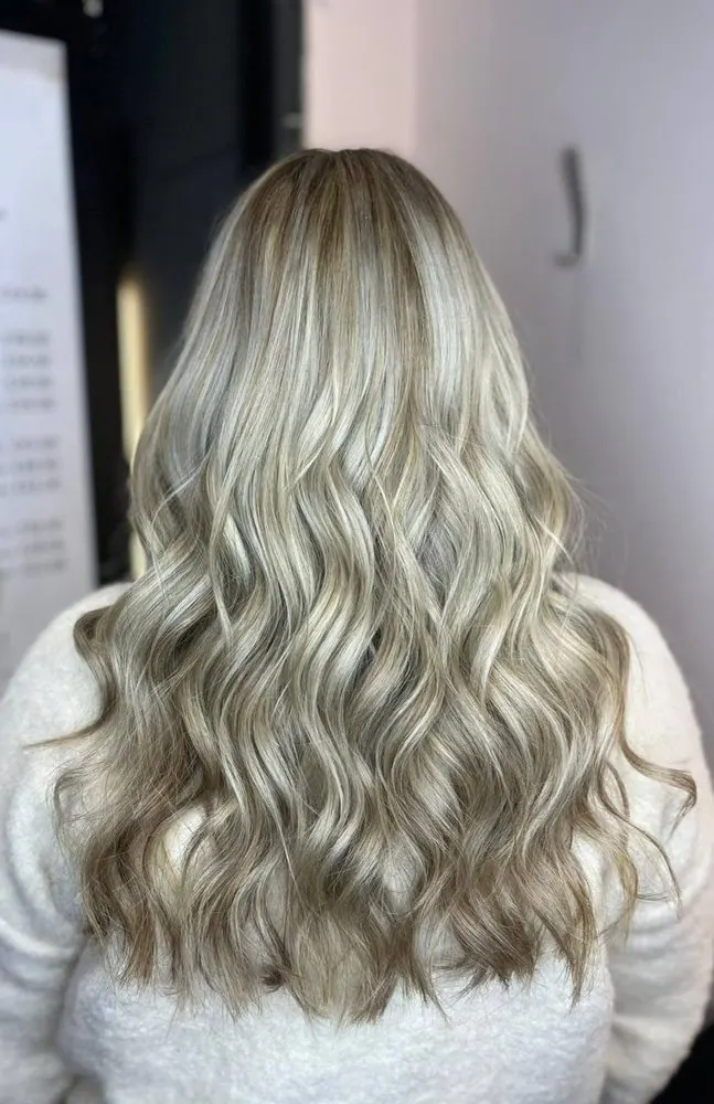 Blond long, brushing en ondulations naturelles, réalisé chez Deesigner Hair Studio, Ipswich, par Macey