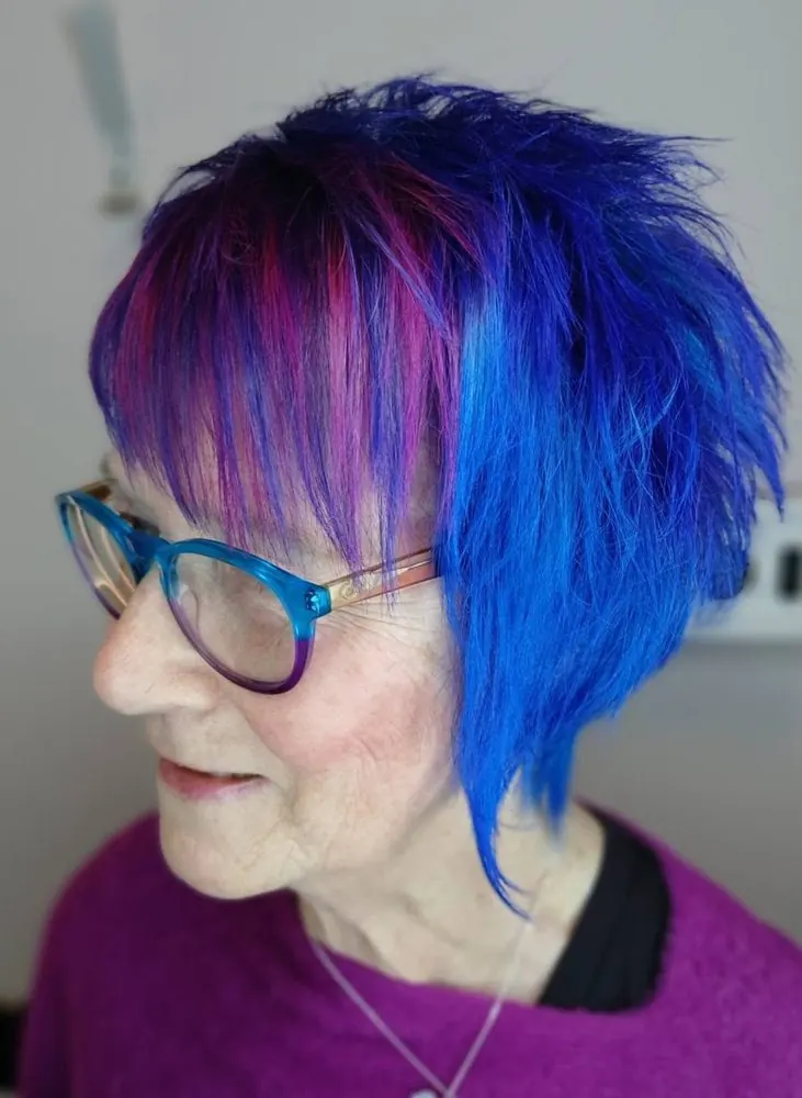 Couleur vive bleue et violette sur une coupe courte, réalisé chez Deesigner Hair Studio, Ipswich, par Laura
