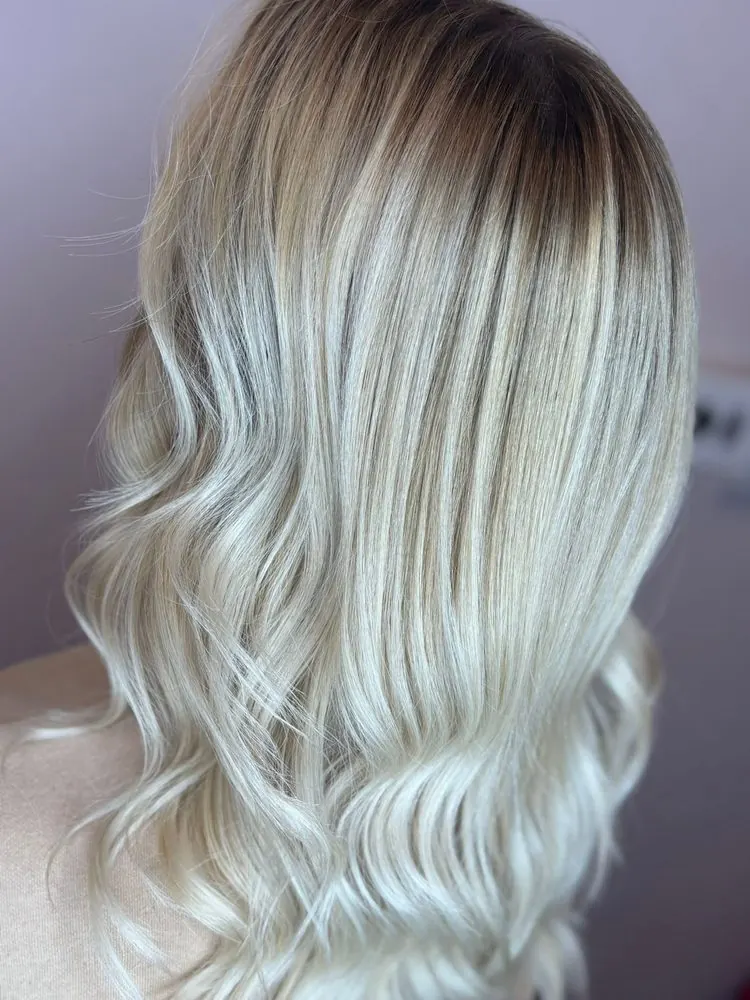 Blond long avec ombre de racines, ondulé, réalisé chez Deesigner Hair Studio, Ipswich, par Ashley