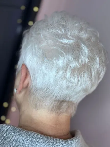 Coupe à la garçonne blanc argenté, réalisé chez Deesigner Hair Studio, Ipswich, par Katy