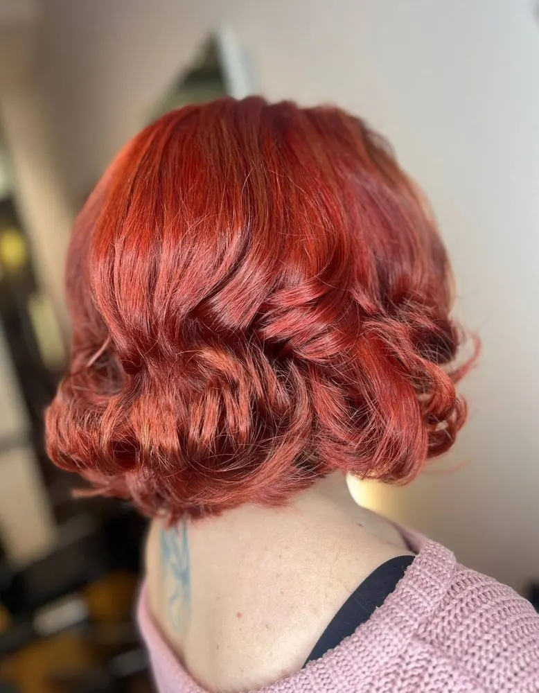 Roux cuivré, coupé en carré et bouclé, réalisé chez Deesigner Hair Studio, Ipswich, par Macey