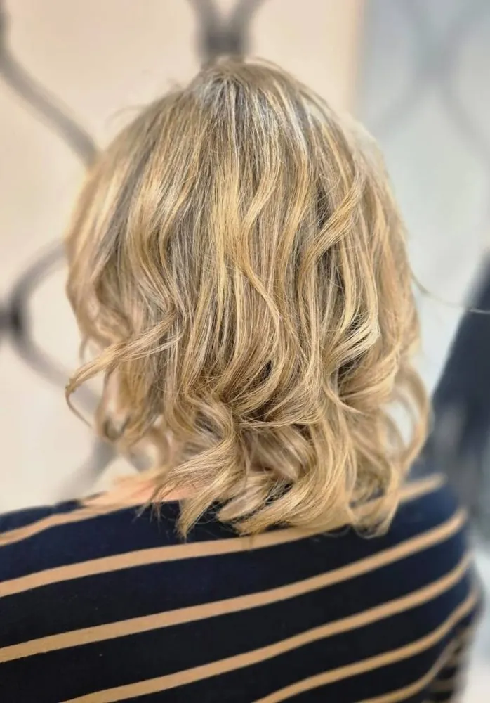 Blond, coupe et brushing avec une ondulation souple, réalisé chez Deesigner Hair Studio, Ipswich, par Katy