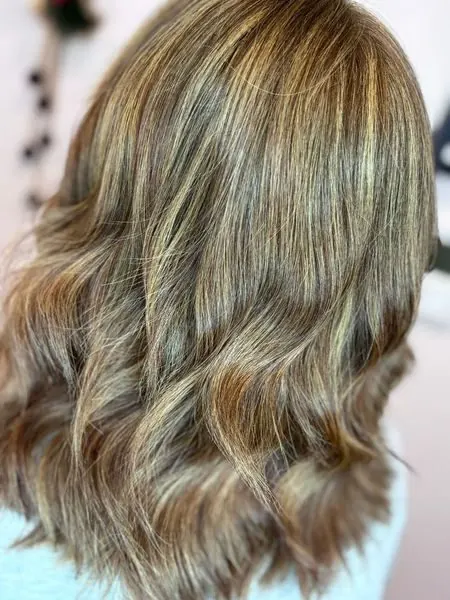 Bronde chaud, brushing avec ondulations, réalisé chez Deesigner Hair Studio, Ipswich, par Ashley