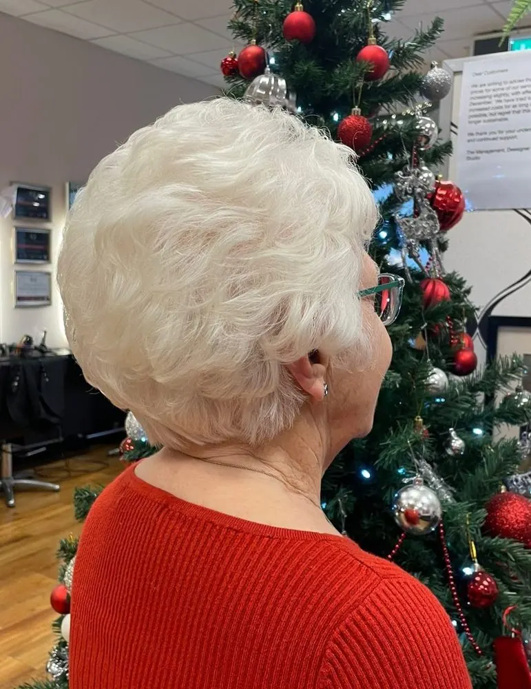 Coupe courte blond blanc, brushing souple, réalisé chez Deesigner Hair Studio, Ipswich, par Sally