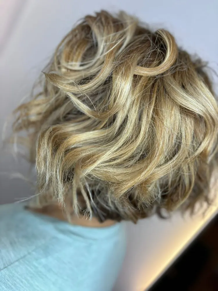 Coupe courte blonde, séchée avec de la texture, réalisé chez Deesigner Hair Studio, Ipswich, par Jennifer