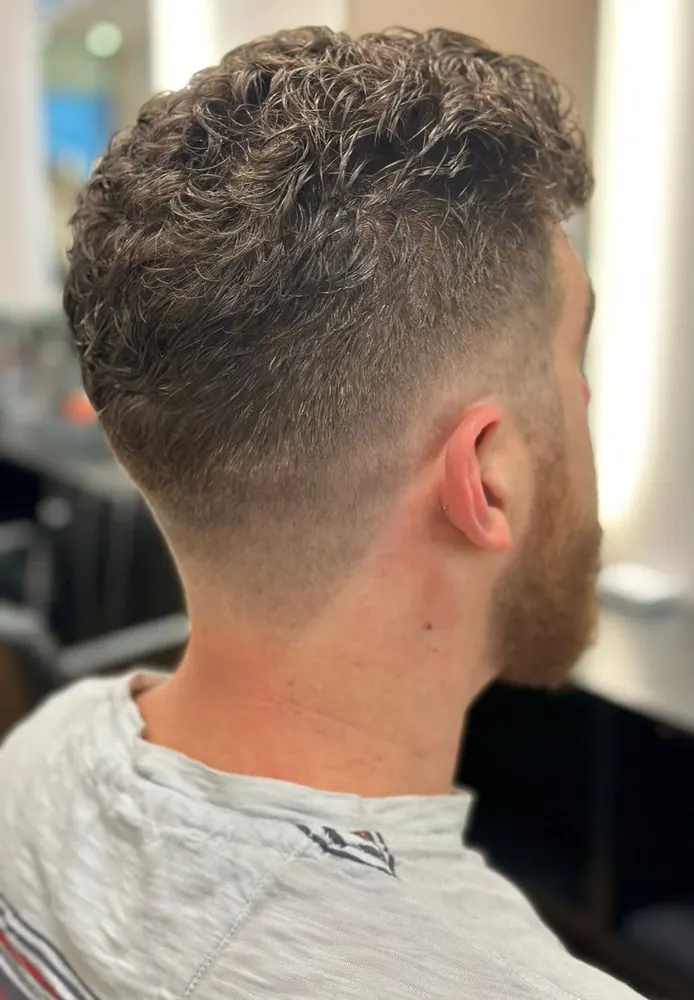 Coupe homme, côtés et nuque courts en gardant les boucles sur le dessus, réalisé chez Deesigner Hair Studio, Ipswich, par Laura